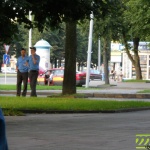 Милиционеры в оцеплении сквера на площади Ленина