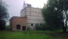 Здание на территории военного аэродрома