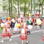 Девочки в национальных костюмах на параде